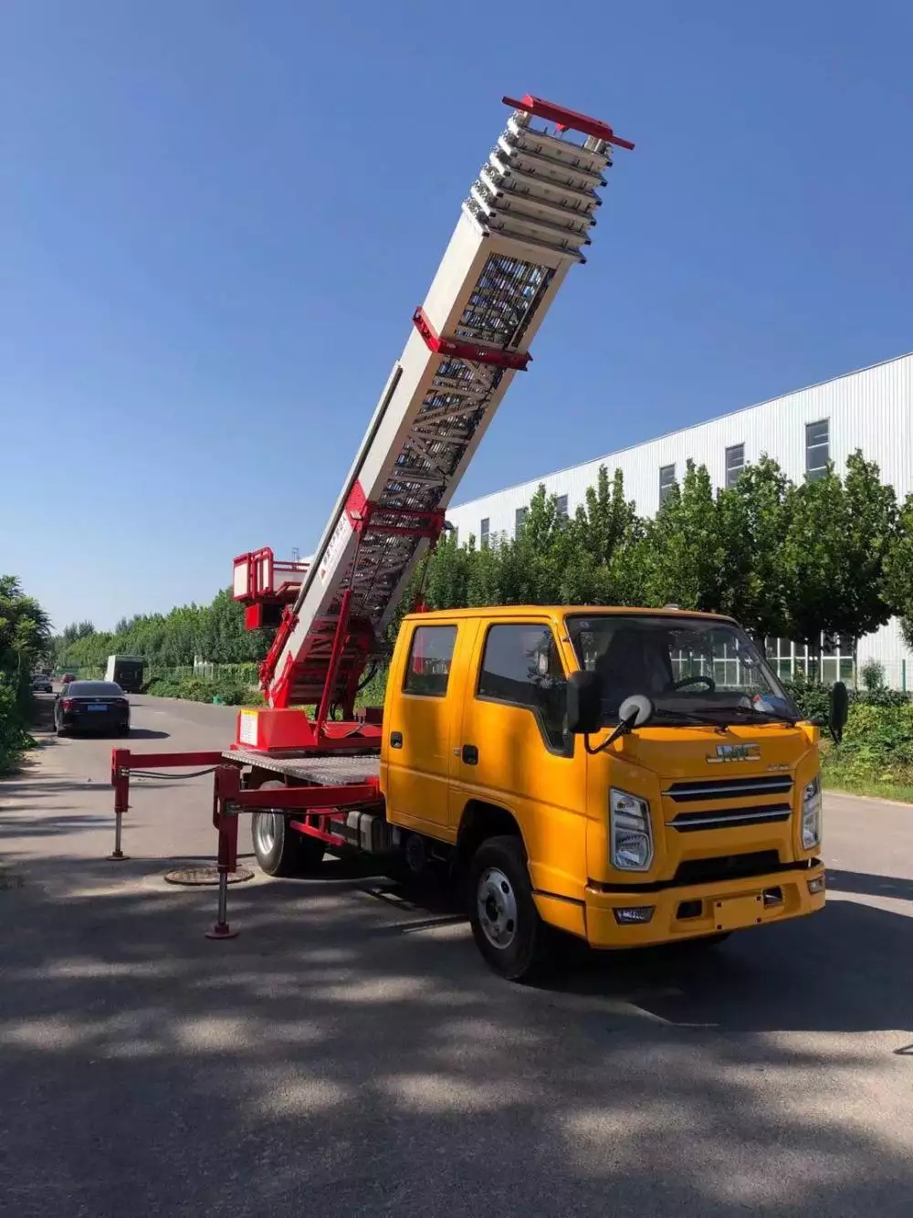 行唐县附近的云梯车出租服务：轻松解决高空作业需求